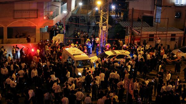 La gente se reúne en la escena de un ataque en una calle principal de Bnei Brak, cerca de Tel Aviv, Israel - Sputnik Mundo