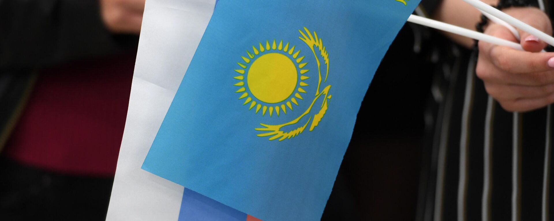 Las banderas de Kazajistán y Rusia - Sputnik Mundo, 1920, 02.04.2022