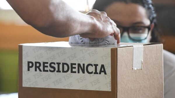 Un hombre emite su voto durante la segunda vuelta de las elecciones presidenciales en Costa Rica - Sputnik Mundo