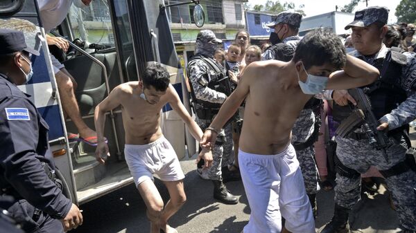 Hombres capturados por la Policía Nacional Civil por el Gobierno salvadoreño - Sputnik Mundo