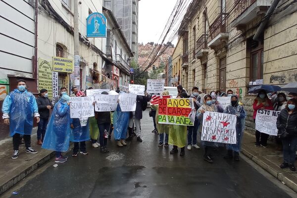 Manifestantes reclaman justicia en el primer juicio a Jeanine Áñez en Bolivia - Sputnik Mundo