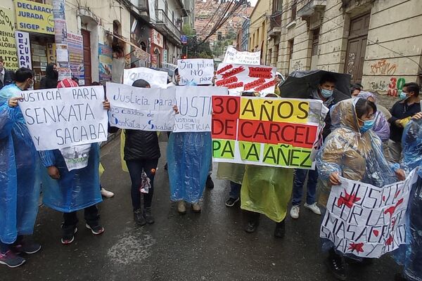 Manifestantes reclaman justicia en el primer juicio a Jeanine Áñez en Bolivia - Sputnik Mundo