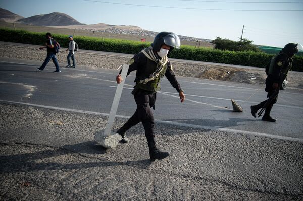 Agentes de policía desbloquean un tramo de la carretera Panamericana en la ciudad de Ica tras dispersar a los manifestantes. - Sputnik Mundo