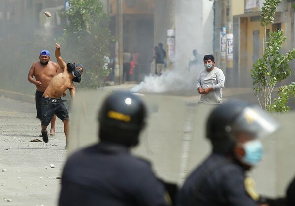 Las protestas contra la subida de los precios en los combustibles y los fertilizantes se prolongan por segunda semana consecutiva en Perú y son cada vez más violentas. En la foto: los enfrentamientos entre manifestantes y policías en Ate, al este de Lima. - Sputnik Mundo