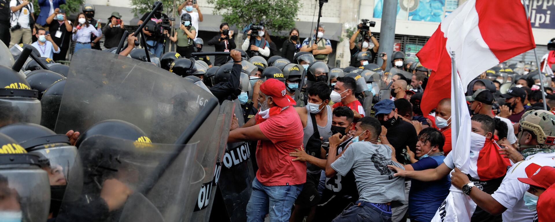 La Policía antidisturbios y los manifestantes se enfrentan durante una protesta contra el presidente de Perú, Pedro Castillo, en Lima, Perú, el 5 de abril de 2022 - Sputnik Mundo, 1920, 06.04.2022