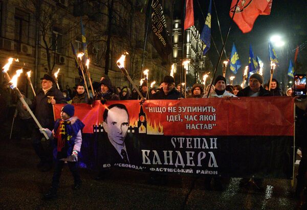 Año 2022, Kiev. La marcha anual de teas dedicada al 113 cumpleaños de Stepán Bandera. En la Alemania nazi las marchas de teas o antorchas se realizaban en el cumpleaños de Adolf Hilter. - Sputnik Mundo