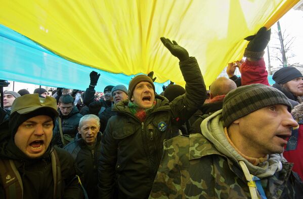 En la noche del 30 de noviembre de 2013 las fuerzas de seguridad procedieron a dispersar a los manifestantes en el centro de Kiev. Unas 35 personas resultaron heridas, incluyendo varios agentes del orden. Otros 35 manifestantes fueron detenidos. - Sputnik Mundo