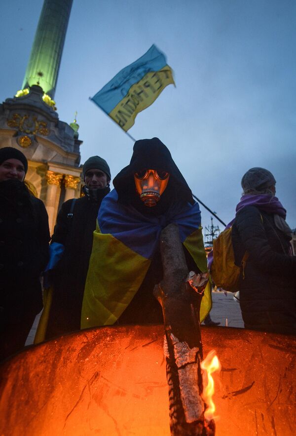 El 2 de diciembre de 2013 los manifestantes levantaron barricadas y un campamento de tiendas de campaña en la Plaza de la Independencia. Unos días después, las protestas se ampliaron: aparecieron piquetes en varias calles de Kiev y los manifestantes tomaron edificios administrativos. Un monumento a Lenin fue demolido en la plaza de Besarabia. El 11 de diciembre, las fuerzas de seguridad comenzaron a dispersar a los manifestantes y desmantelar las barricadas. - Sputnik Mundo