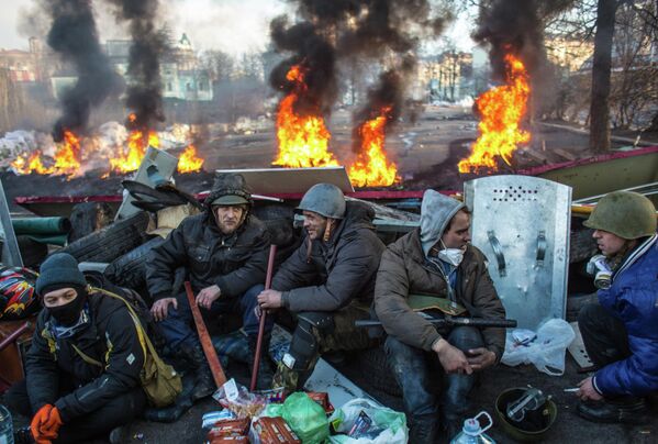 El 16 de enero de 2014 la Rada Suprema de Ucrania (Parlamento) aprobó los proyectos de ley que criminalizan la difamación y el extremismo. Se endurecieron las penas por organizar disturbios masivos y tomar edificios. - Sputnik Mundo