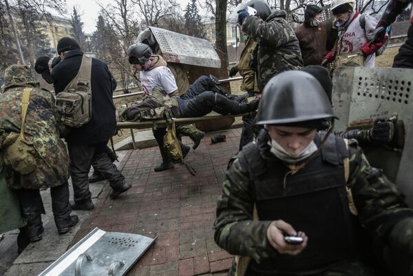 El 22 de enero de 2014, en el centro de Kiev fueron encontrados los cadáveres de varios manifestantes con heridas de bala. Los líderes de la oposición anunciaron la creación de la Rada Popular. El presidente Víktor Yanukóvich inició las conversaciones con la oposición. - Sputnik Mundo