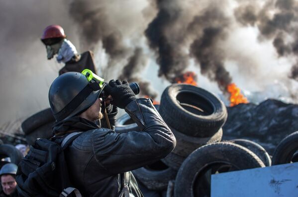 El 23 de enero de 2014 Arseni Yatseniuk, Vitali Klichkó y Oleh Tiahnibok anunciaron que habían acordado una tregua con las autoridades. Según el acuerdo, el Ministerio del Interior liberaría a los detenidos durante los disturbios, pero el campamento de tiendas de campaña debía ser desmantelado y el barrio gubernamental debía ser desbloqueado. Los manifestantes rechazaron esta exigencia y levantaron nuevas barricadas. En Kiev estallaron los disturbios y enfrentamientos con las fuerzas del orden. - Sputnik Mundo