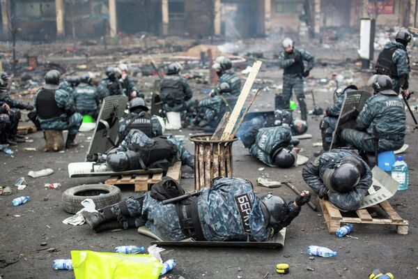 El 18 de febrero de 2014 se reanudaron los enfrentamientos armados entre las fuerzas de seguridad y los manifestantes cerca del edificio de la Rada Suprema. Como resultado, 25 personas murieron y más de 350 resultaron heridas. Al día siguiente continuaron los enfrentamientos.El 20 de febrero, el presidente electo Yanukóvich declaró el luto por las víctimas de los enfrentamientos. Ese mismo día, individuos no identificados dispararon contra los manifestantes y los policías antidisturbios de Bérkut. - Sputnik Mundo