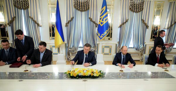 El 21 de febrero de 2014 Víktor Yanukóvich y los líderes de la oposición, con la mediación de la UE y Rusia, firmaron un acuerdo para resolver la crisis que suponía la vuelta a la Constitución con enmiendas del año 2004, las elecciones presidenciales anticipadas, la retirada de las fuerzas de seguridad del centro de la ciudad y el fin de la violencia. Esa misma noche, Yanukóvich llegó a la ciudad de Kharkiv, donde anunció que no iba a dimitir. - Sputnik Mundo