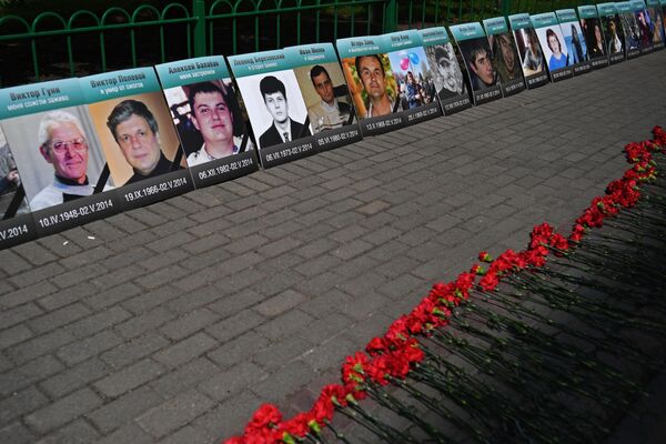 El 2 de mayo de 2014 se produjo una tragedia en la Casa de los Sindicatos de Odesa. Partidarios y opositores del Euromaidán se enfrentaron en el centro de la ciudad. Durante los enfrentamientos, los radicales de derechas empujaron a los activistas anti-Maidán hacia la Casa de los Sindicatos; el edificio fue incendiado por los ultranacionalistas. Según las cifras oficiales, ese día murieron 48 personas, la mayoría de ellas fueron quemadas vivas, mientras que quienes pudieron escapar fueron asesinados por los nacionalistas.Esta tragedia fue el punto de no retorno en la crisis ucraniana y el detonante de los posteriores acontecimientos de la Primavera Rusa. - Sputnik Mundo