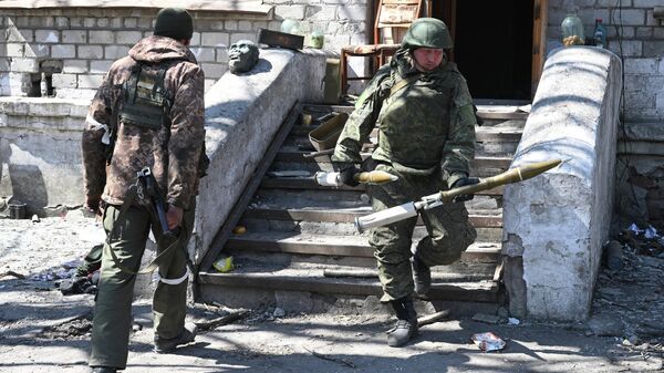 Militares rusos en la ciudad ucraniana de Mariúpol - Sputnik Mundo