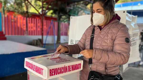 Una mexicana participa en la consulta popular para la revocación de mandato del presidente López Obrador - Sputnik Mundo