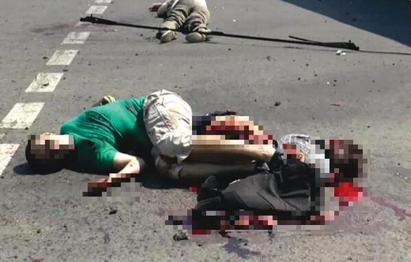 28 de agosto de 2014, Lugansk. Adolescentes muertos en una de las calles durante un bombardeo de las Fuerzas Armadas de Ucrania. - Sputnik Mundo