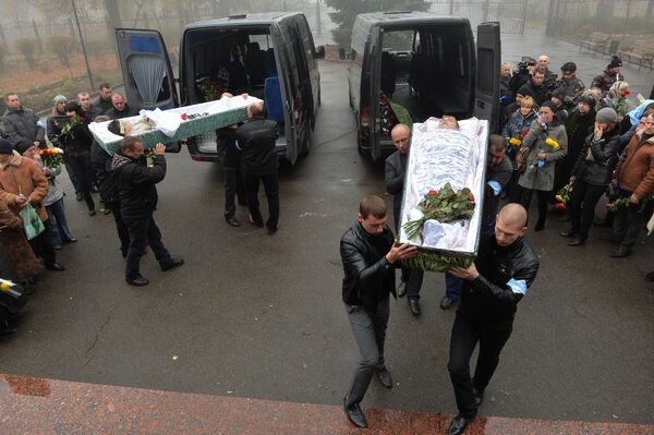 7 noviembre de 2014. Entierran en Donetsk a los escolares muertos en el bombardeo de una escuela. - Sputnik Mundo