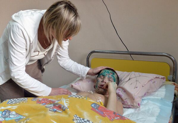 Vanya Voronov, de 9 años, resultó gravemente herido al explotar un proyectil en Shajtersk, región de Donetsk. El niño perdió la vista, las dos piernas y el brazo. El hermano menor de Vanya murió. - Sputnik Mundo