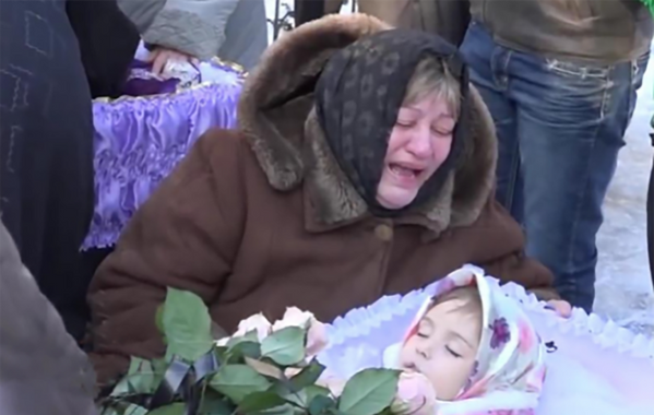 Arina Gusak, de 5 años, fue asesinada por las Fuerzas Armadas de Ucrania en Stajánov, región de Lugansk, el 21 de enero de 2015 mientras su madre la llevaba al jardín de infancia. Su madre murió junto con su hija. - Sputnik Mundo