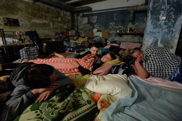 Julio de 2014. Residentes de Gorlovka, en la región de Donetsk, escondiéndose de los bombardeos de las Fuerzas Armadas de Ucrania. - Sputnik Mundo