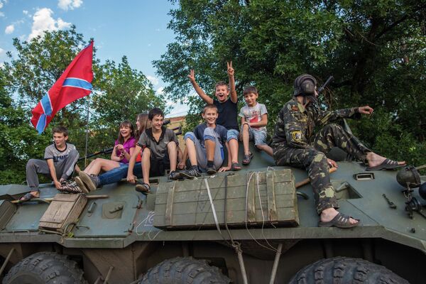 2014. Niños con las milicias en Snezhnoye, región de Donetsk. - Sputnik Mundo