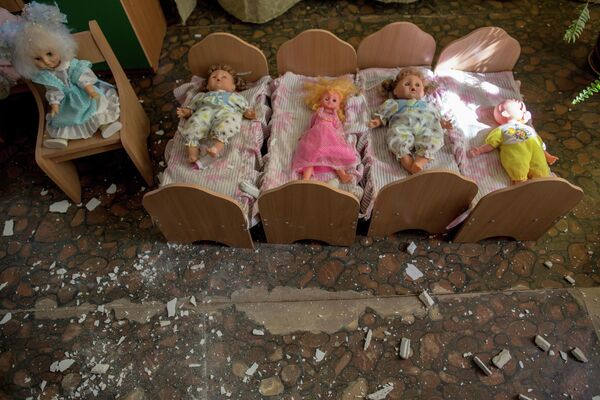 Julio de 2014. Consecuencias del bombardeo de las Fuerzas Armadas de Ucrania con artillería de un jardín de infancia en Sloviansk, región de Donetsk. - Sputnik Mundo