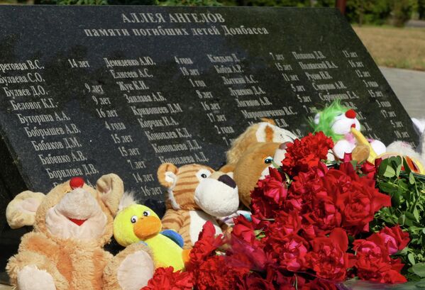 El 5 de mayo de 2015 se inauguró en el parque Leninskiy Komsomol de Donetsk el Callejón de los Ángeles, un monumento en memoria de los niños muertos de Donbás. - Sputnik Mundo