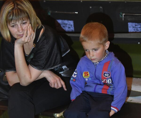 2015, Rostov del Don, Rusia. Una mujer y su hijo a bordo de un avión del Ministerio de Emergencias ruso que trasladó a Moscú a niños de Donbás para su tratamiento. - Sputnik Mundo