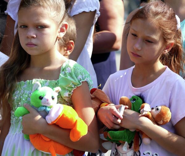 Jóvenes de Donetsk depositan flores en el Memorial del Callejón del Ángel. - Sputnik Mundo