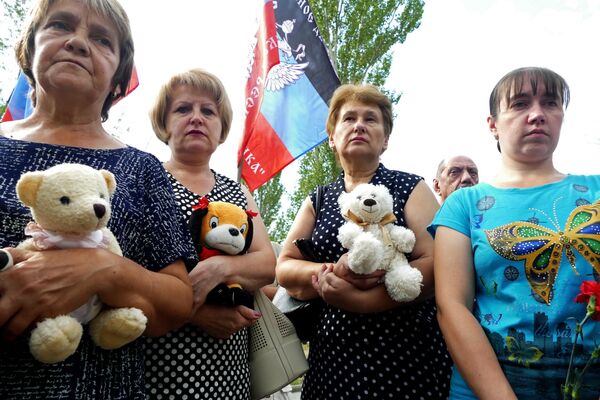 Participantesde la acción de memoria a los niños muertos de Donbás en el Callejón del Ángel en Donetsk. - Sputnik Mundo