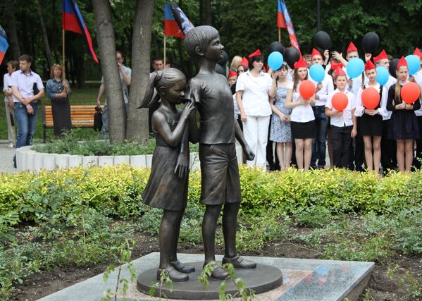 2 de junio de 2017, el monumento se complementó con un monumento a los niños de Donbás: una escultura de un niño que mira al cielo, cubriendo a su hermana menor. - Sputnik Mundo
