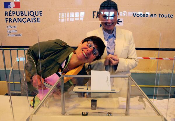 Los voluntarios en un colegio electoral de Saint Pee sur Nivelle, Francia. - Sputnik Mundo