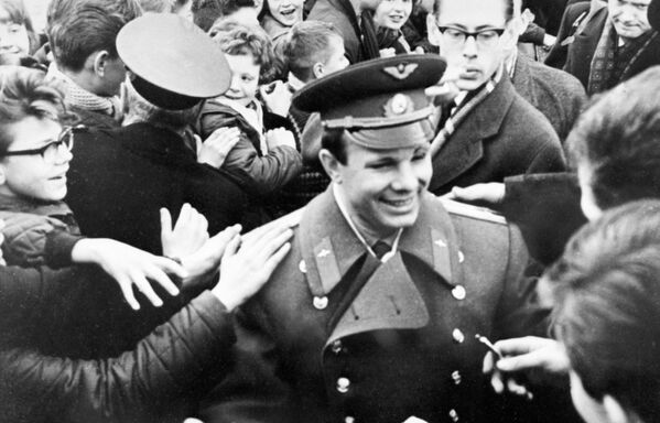 El vuelo de Gagarin se convirtió en un hito histórico que abrió espacio a los humanos y mostró que no existen límites para la mente humana.En la foto: Yuri Gagarin entre estudiantes de una escuela secundaria en la ciudad de Bergen, en Noruega. - Sputnik Mundo