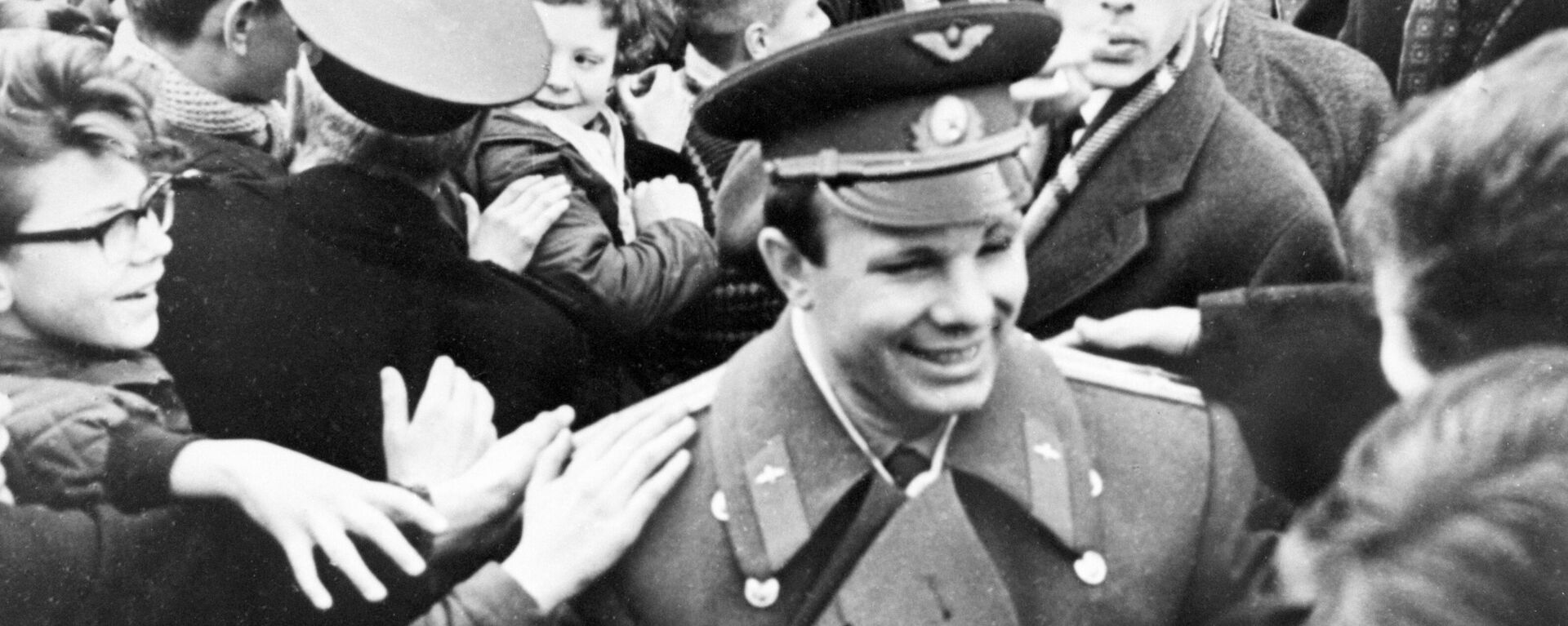 Юрий Гагарин среди учащихся средней школы города Бергена в Норвегии - Sputnik Mundo, 1920, 12.04.2022