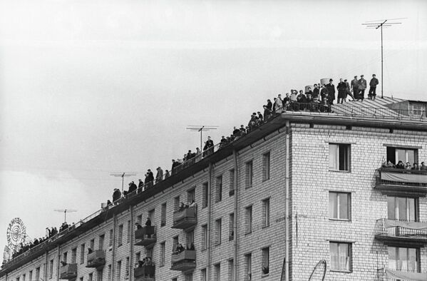 Reunión solemne de Yuri Gagarin en Moscú. Los moscovitas en los balcones y azoteas saludan al primer cosmonauta. - Sputnik Mundo