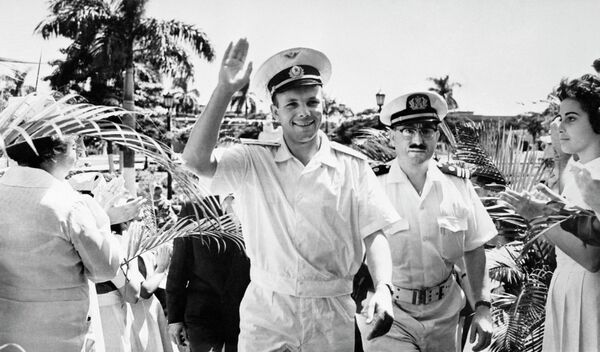Después de completar la misión espacial, comenzó la misión terrestre de Gagarin, durante la cual visitó varios países extranjeros, incluidos Cuba, el Reino Unido, Italia, Alemania, Finlandia, Canadá y Japón.En la foto: Yuri Gagarin en La Habana, Cuba. - Sputnik Mundo