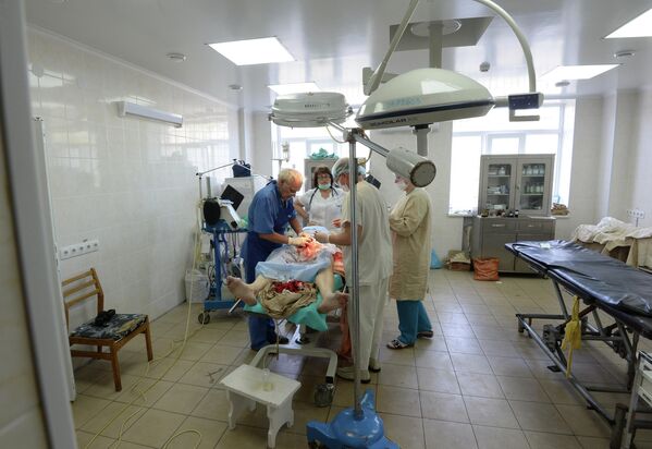 La mayoría de los hospitalizados son civiles. Así, en el año 2014 los médicos del Hospital de Górlovka operan a un residente local herido durante un bombardeo de artillería ucraniana. - Sputnik Mundo