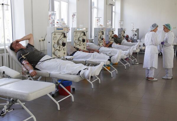 Los heridos necesitaban sangre, y cualquiera que pudiera donarla se convertía en donante. Año 2014: en la foto, la estación regional de transfusión de sangre de Donetsk. Los voluntarios donan sangre para las víctimas de los bombardeos. - Sputnik Mundo