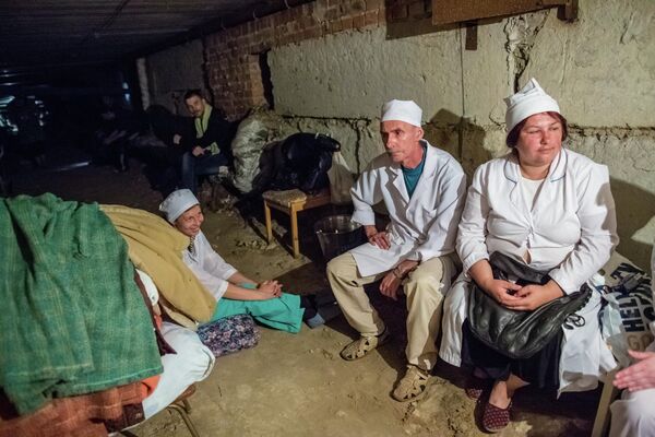 Durante los intensos bombardeos, los médicos y enfermeras trasladaban a los enfermos a sótanos. Allí continuaban las manipulaciones necesarias. Año 2014: médicos de un hospital de la localidad de Semiónovka, en la región de Donetsk, se refugian del bombardeo en el sótano. - Sputnik Mundo