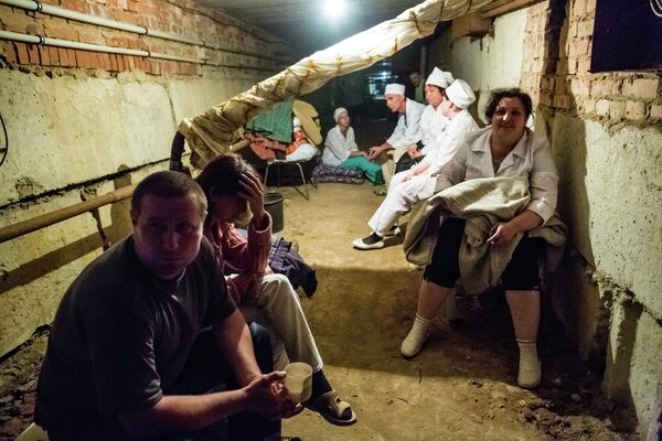 Año 2014: médicos de un hospital de la localidad de Semiónovka, en la región de Donetsk, se refugiaron del bombardeo en el sótano. - Sputnik Mundo