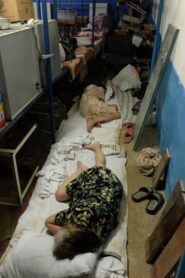 Año 2014: los médicos de un hospital psiquiátrico de la ciudad de Górlovka, en la región de Donetsk, alejan a los pacientes de las ventanas durante los bombardeos del Ejército ucraniano. - Sputnik Mundo