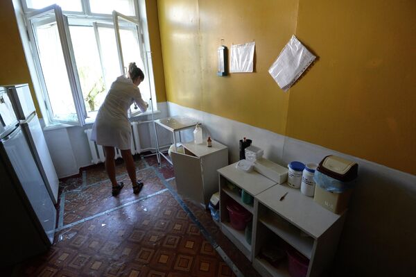 Año 2014: una enfermera del hospital de la ciudad de Górlovka retira los restos de cristal de una ventana rota tras un bombardeo del Ejército ucraniano. - Sputnik Mundo