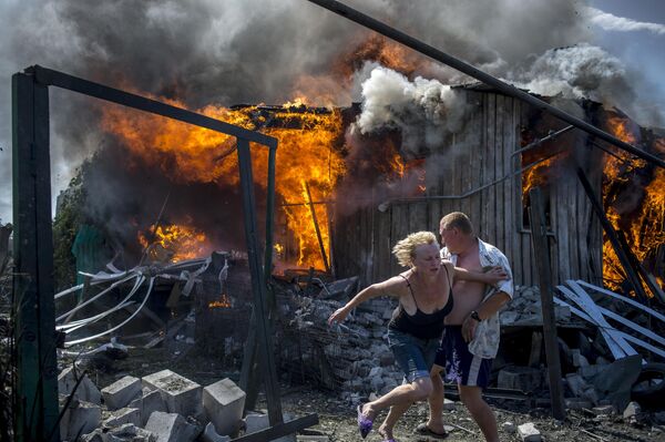 Julio de 2014. El Ejército ucraniano lanzó un ataque contra la aldea Lugánskaia, en la región de Lugansk. - Sputnik Mundo