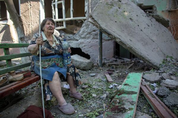 Mayo de 2014. Una residente de un edificio de apartamentos destruido por los bombardeos del Ejército ucraniano en Slaviánsk, región de Donetsk. - Sputnik Mundo