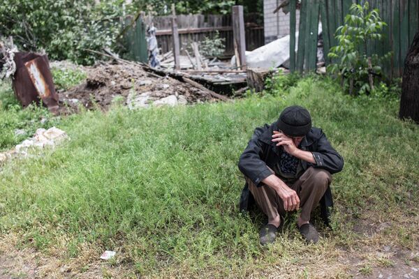 Mayo de 2014. El pueblo Chervóni Molochar, región de Donetsk. La casa de este hombre fue alcanzada por un proyectil disparado por el Ejército ucraniano. - Sputnik Mundo