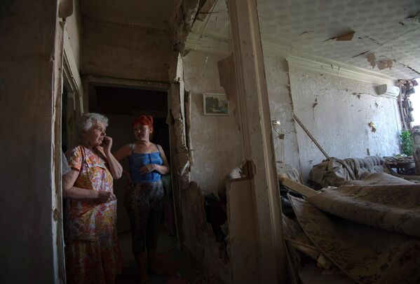 Julio de 2014. Mujeres en un piso dañado por los bombardeos en Kramatorsk, región de Donetsk. - Sputnik Mundo