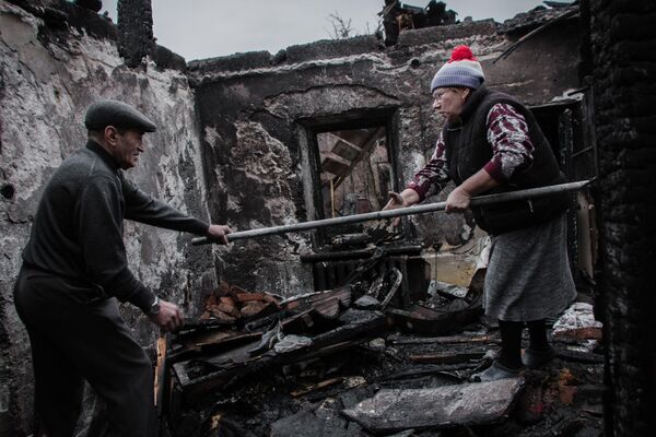 Febrero de 2015. Residentes en una casa dañada por los bombardeos en el distrito de Kúibishev de Donetsk. - Sputnik Mundo