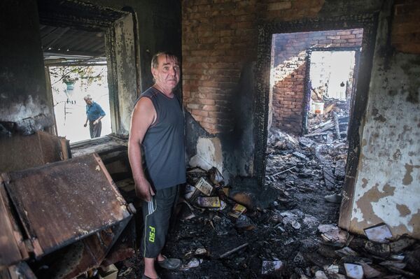 Las casas residenciales de Donbás fueron las más afectadas y en muchos casos terminaron destruidas debido a los bombardeos entre 2014-2015.Agosto de 2015. Aleksándrovka, región de Donetsk. - Sputnik Mundo