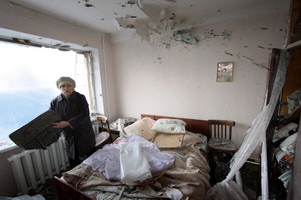 Diciembre de 2017. La ciudad de Yasinovátaia, en la región de Donetsk. Una mujer en una habitación destruida por los bombardeos de las Fuerzas ucranianas. - Sputnik Mundo